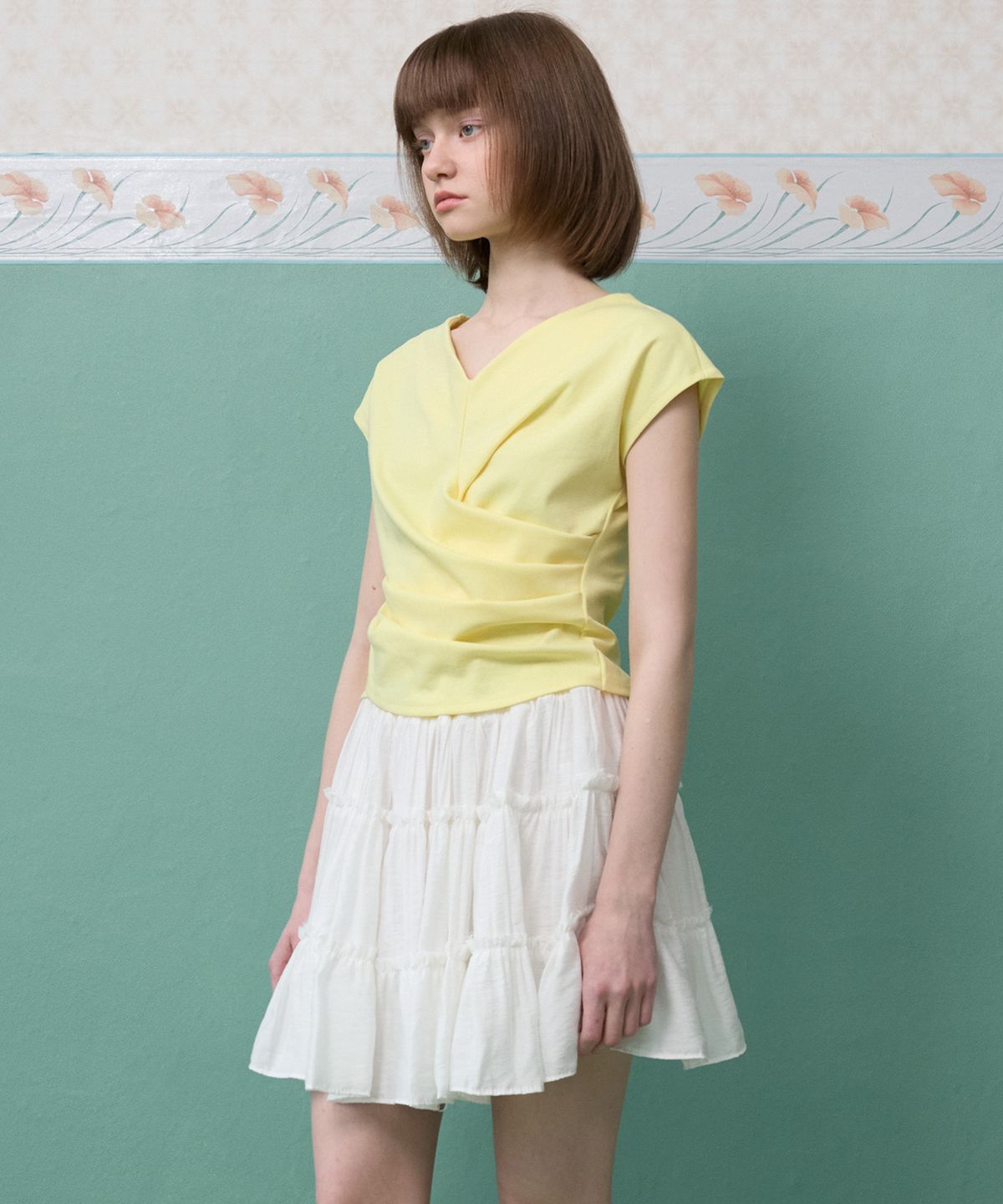 뮈르뮈르(MURMURE) 코코 브이넥 셔링 랩 블라우스 티_Coco V-Neck Tee