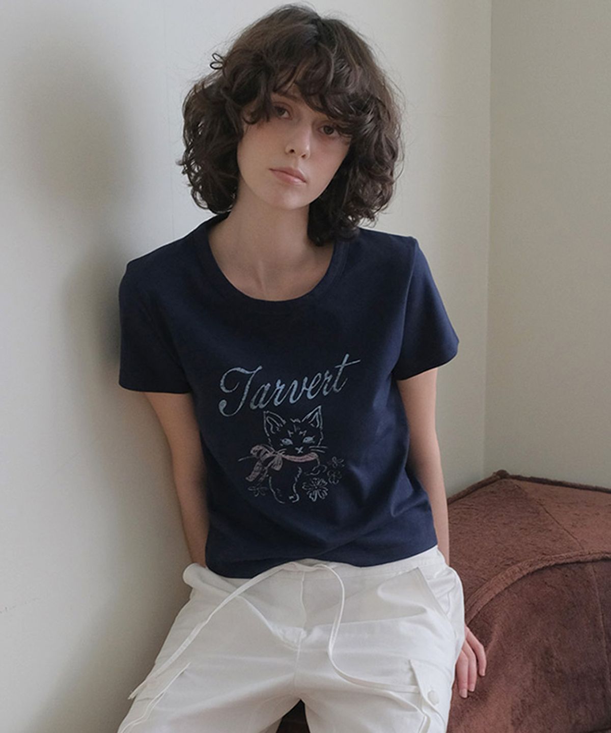 타버트(TARVERT) Cat  Lettering T-Shirt - Navy