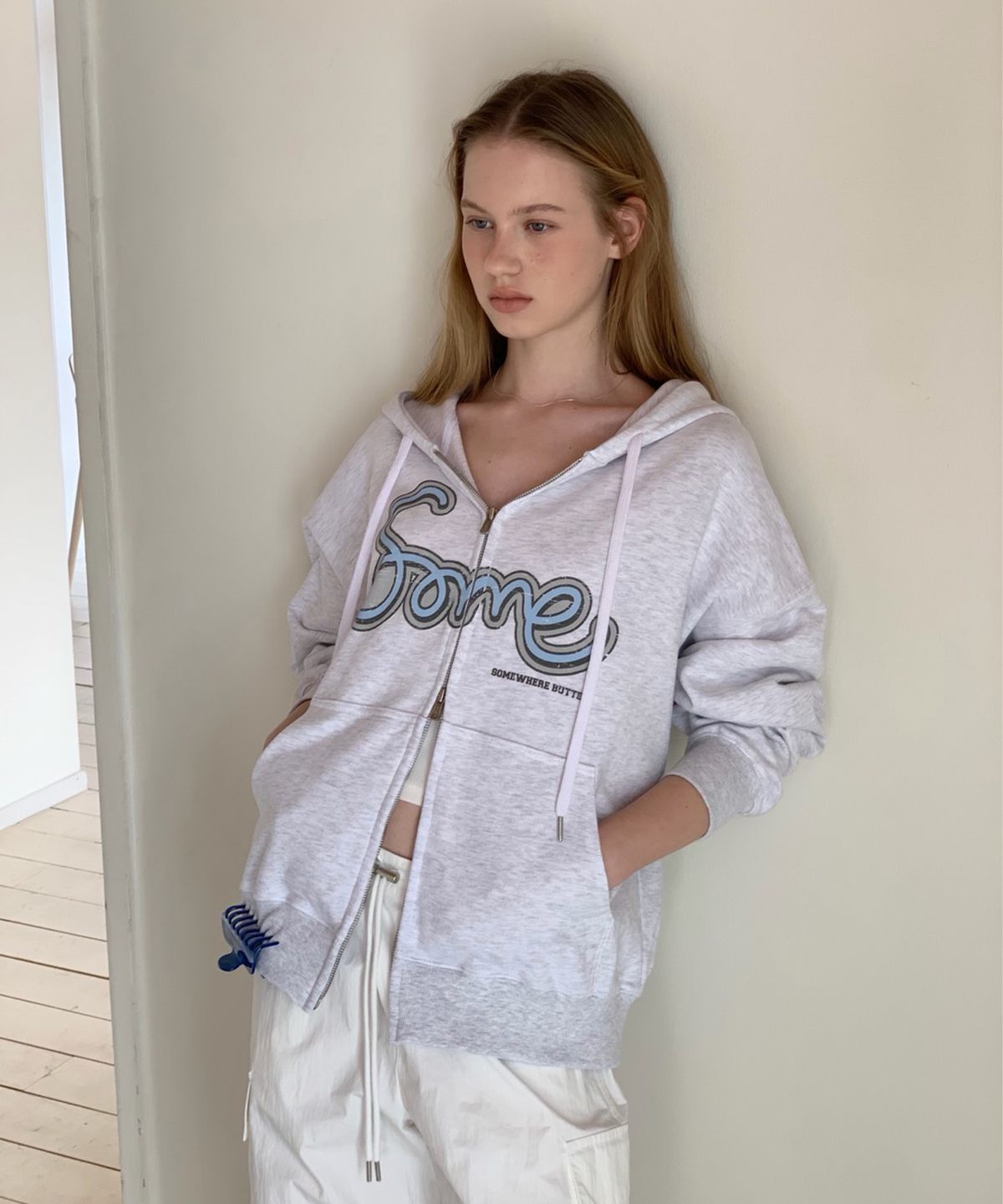 썸웨어버터(SOMEWHEREBUTTER) Some Logo Hoodie Zip-Up - White Melange