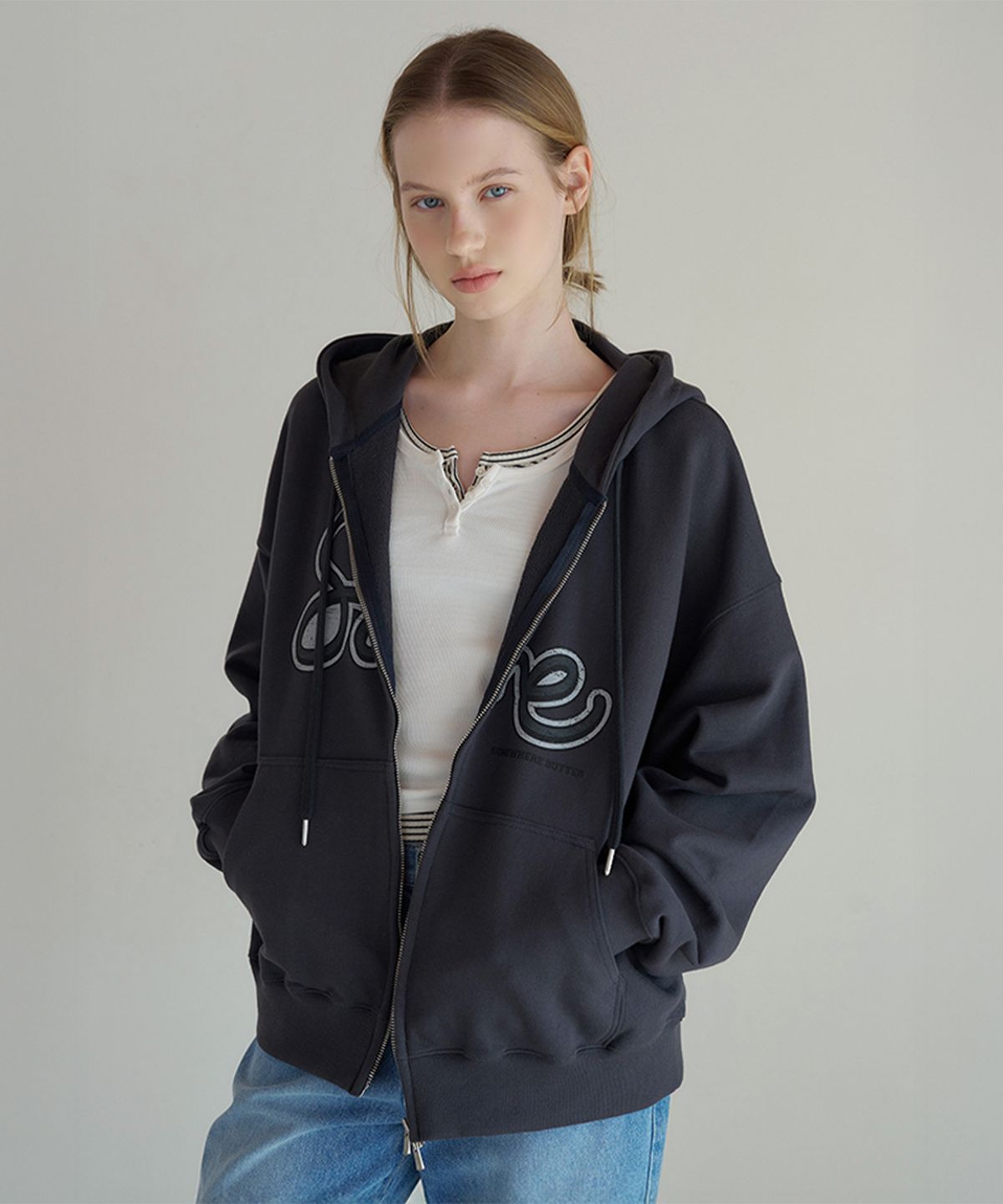 썸웨어버터(SOMEWHEREBUTTER) Some Logo Hoodie Zip-Up - Charcoal