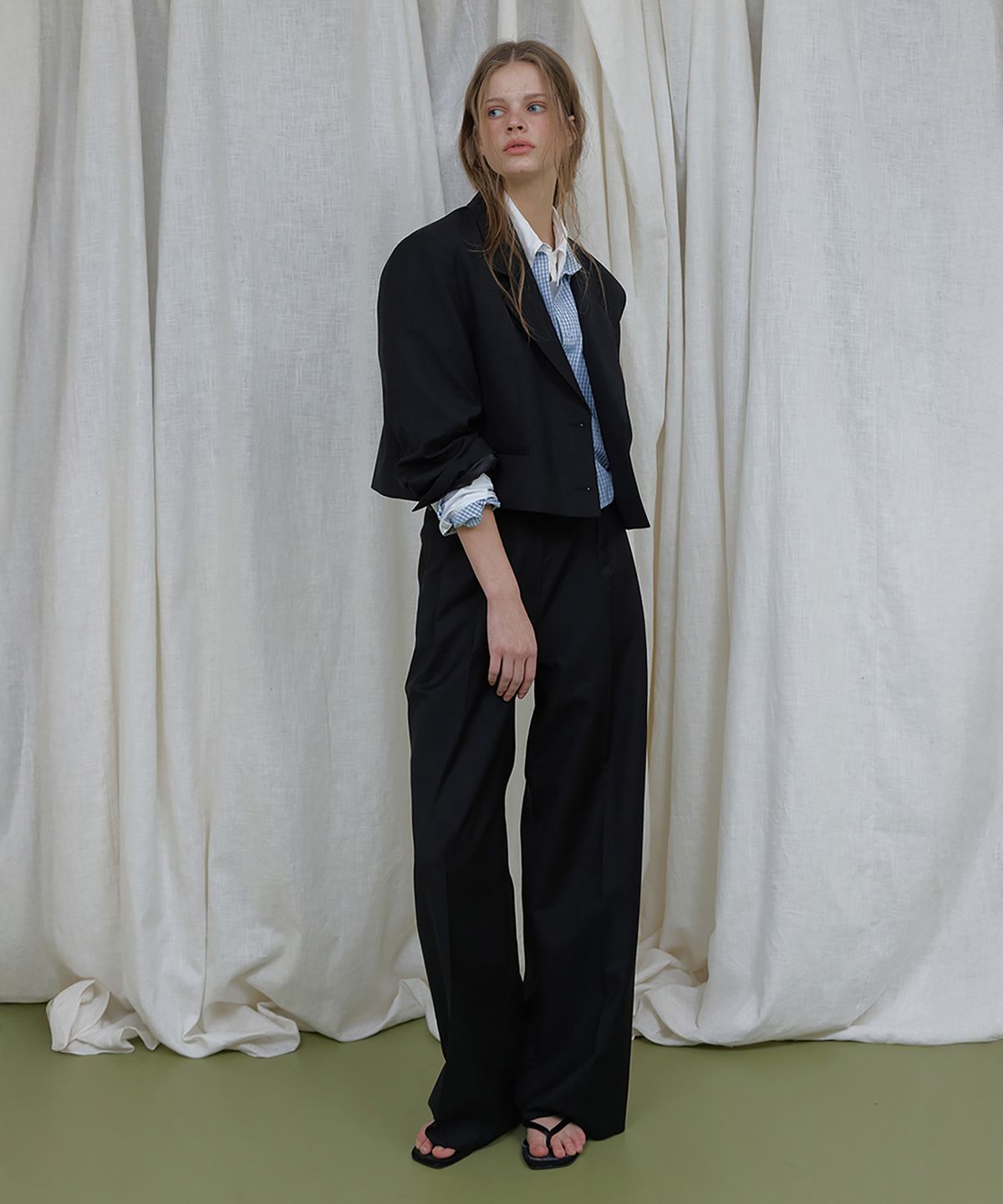 론크(LONQUE) ESSENTIEL BACK BANDING PINTUCK TROUSER_SLACKS (BLACK)