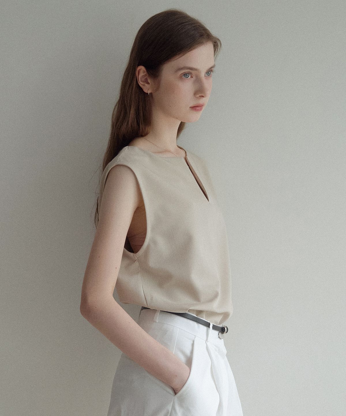 르나브(LENAV) esy sleeveless blouse (베이지)