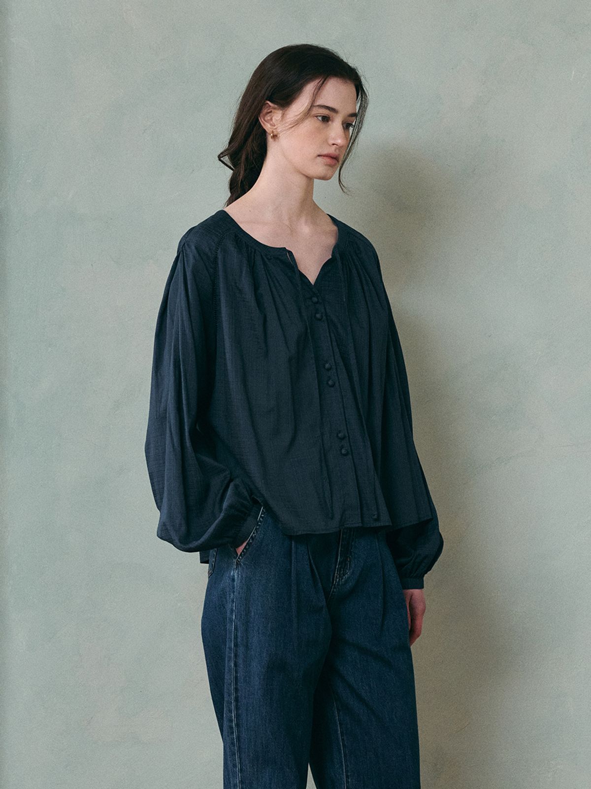 르니나(LENINA) LUCIA raglan shirring blouse_NAVY