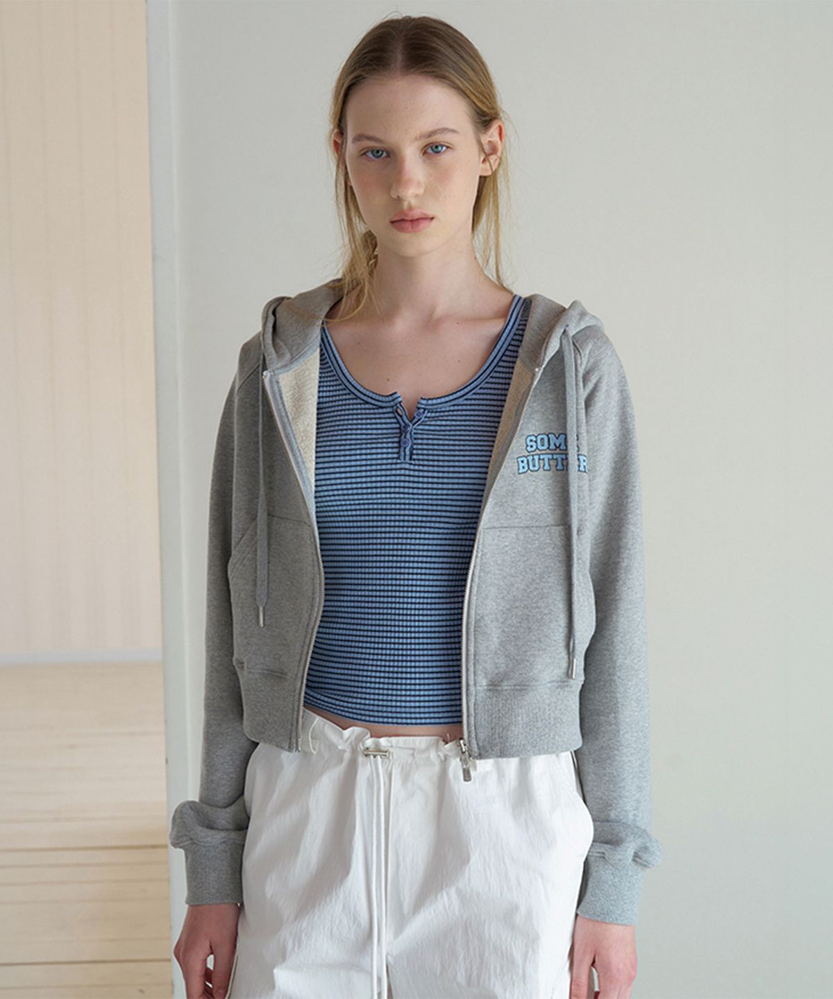썸웨어버터(SOMEWHEREBUTTER) Crop Logo Hoodie Zip-Up - Grey