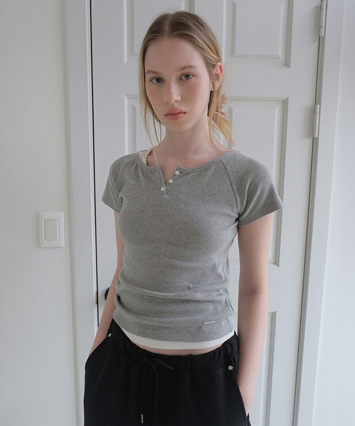 썸웨어버터(SOMEWHEREBUTTER) Lay Button Raglan Top - Grey
