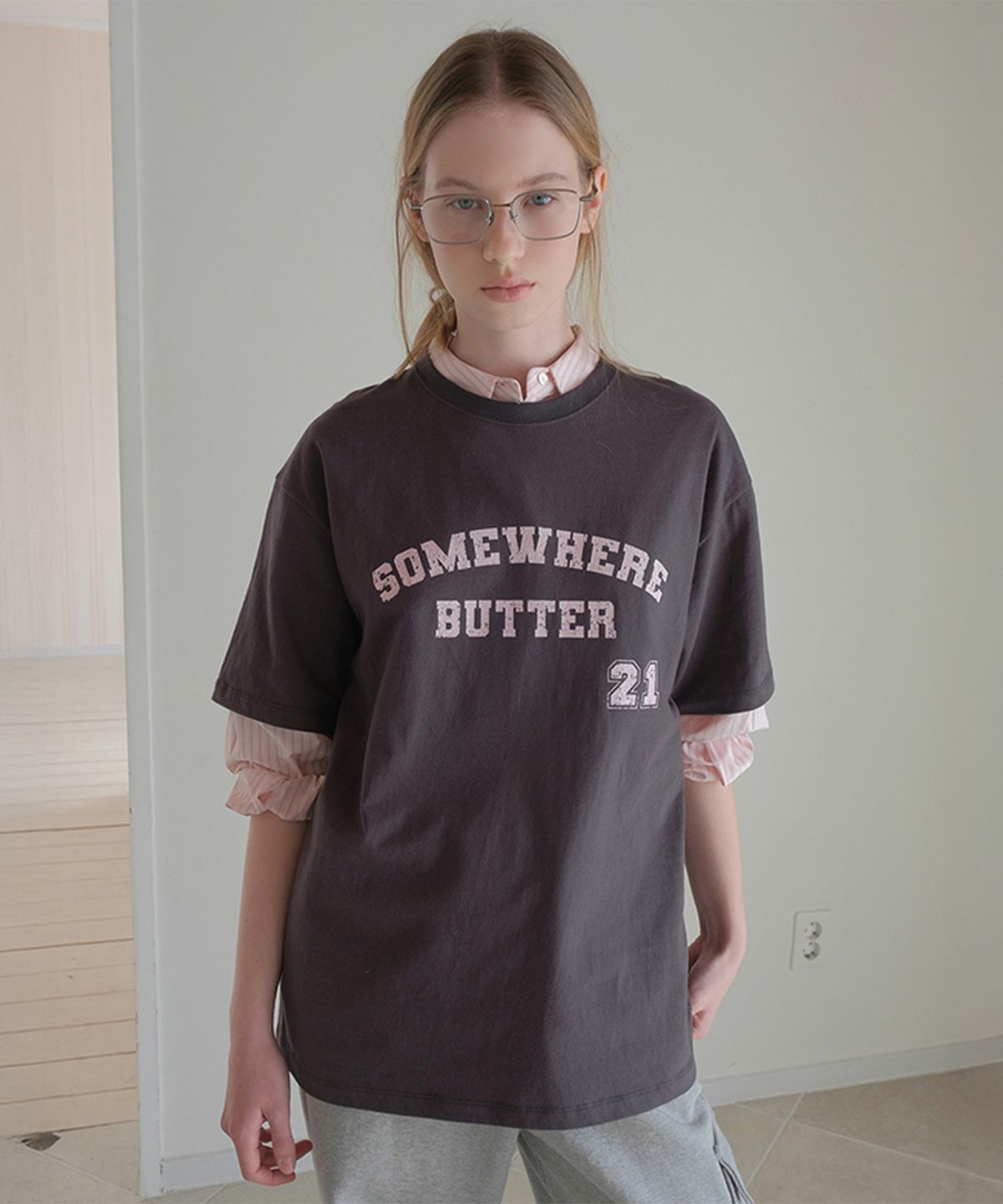 썸웨어버터(SOMEWHEREBUTTER) 21 Square Logo Over-Fit Top - Charcoal