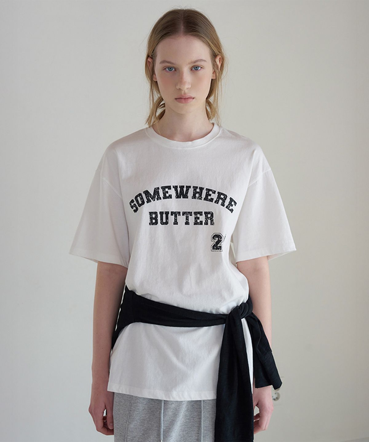 썸웨어버터(SOMEWHEREBUTTER) 21 Square Logo Over-Fit Top - Ivory