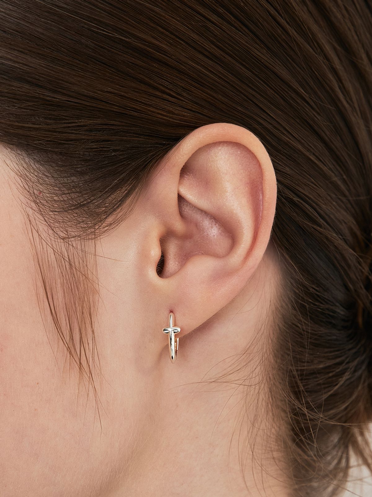 헤이(HEI) slim cross hoop earring