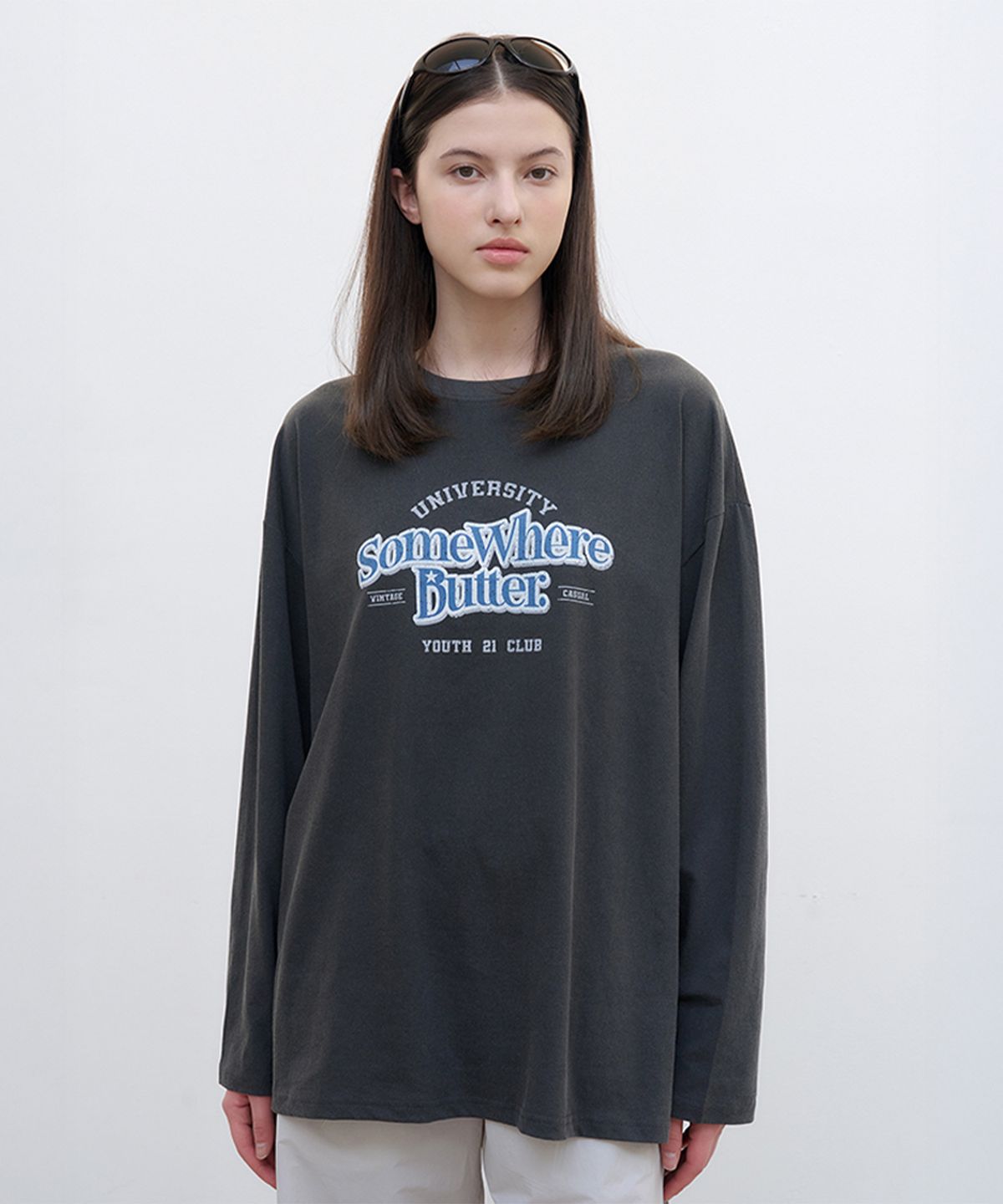 썸웨어버터(SOMEWHEREBUTTER) Pigment Wave Logo Long Top - Charcoal