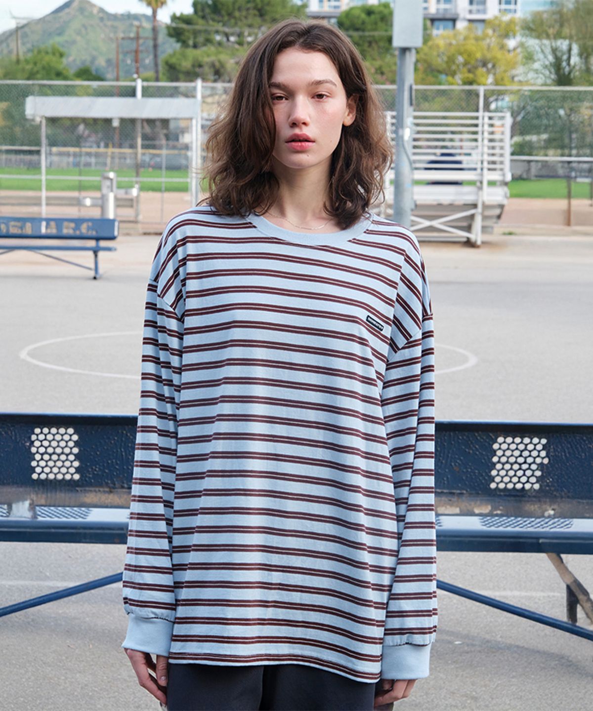 썸웨어버터(SOMEWHEREBUTTER) Wappen Stripe Long Top - Light Blue