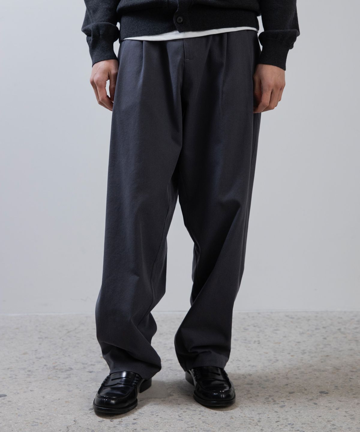 편마(PYEON MA) Two Tuck Banding Chino – Charcoal
