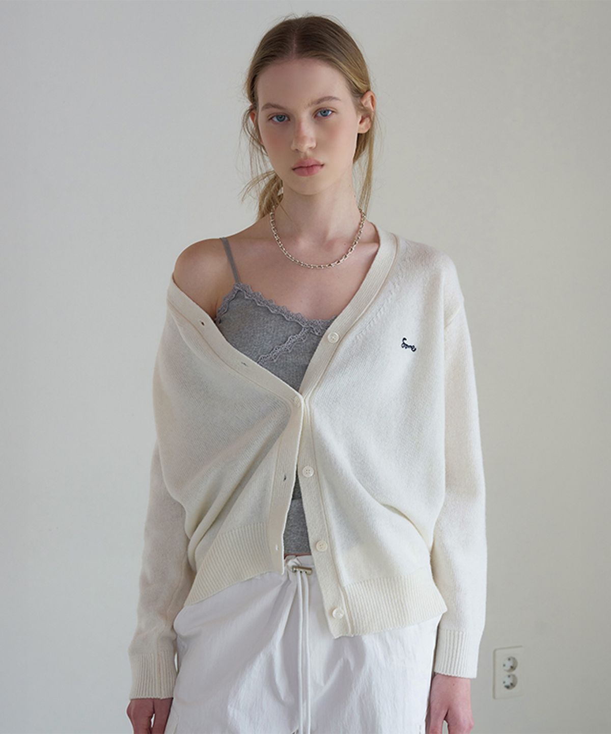 썸웨어버터(SOMEWHEREBUTTER) Rudy V-Neck Cardigan - Ivory