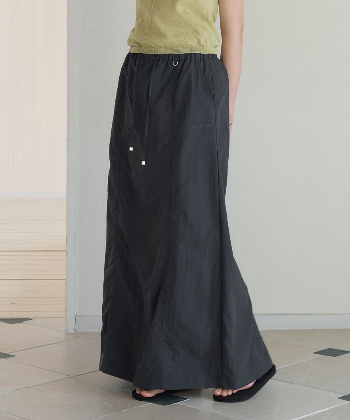 썸웨어버터(SOMEWHEREBUTTER) Mud Nylon Long Skirt - Charcoal