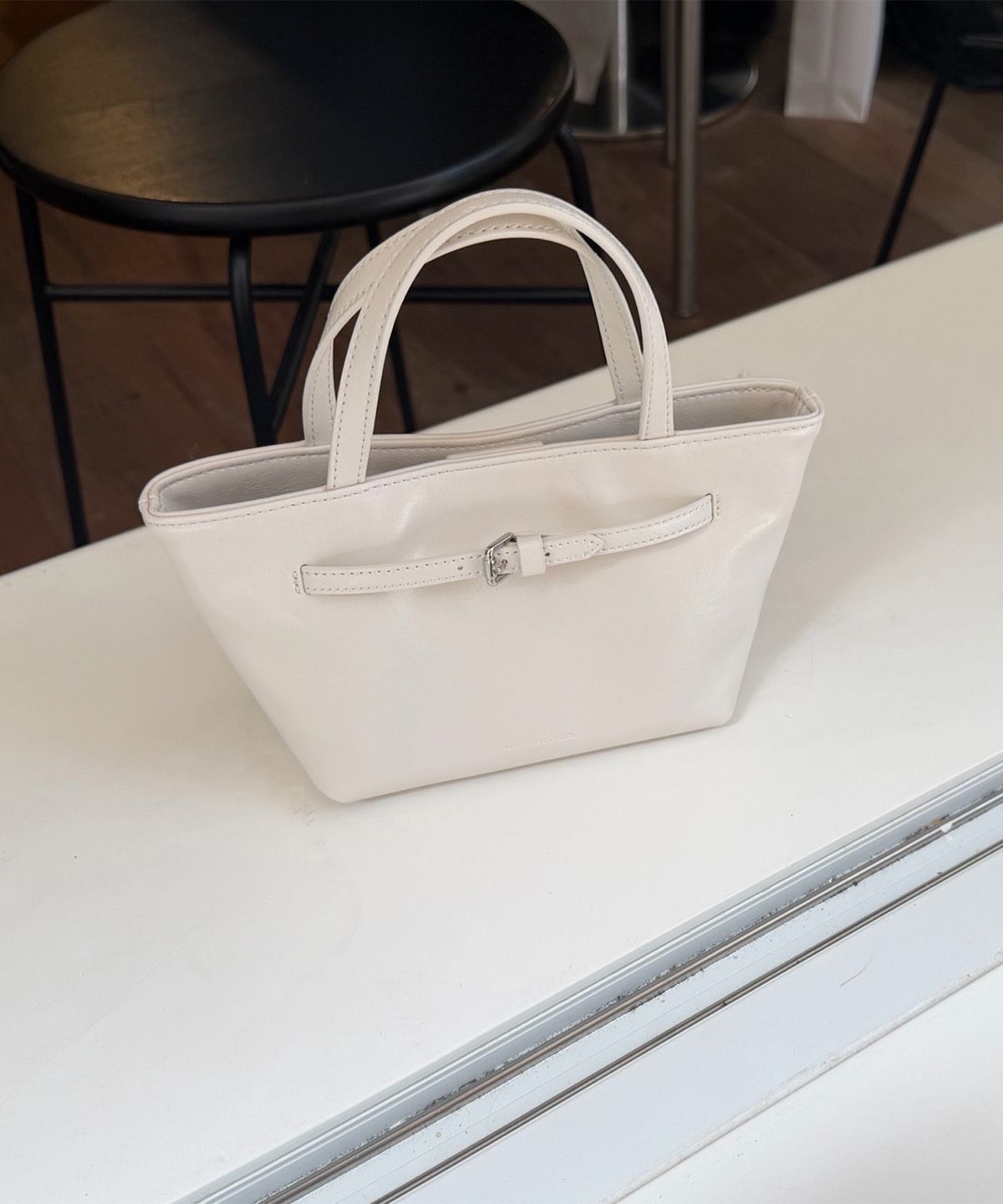 썸웨어버터(SOMEWHEREBUTTER) Belted Tote Bag - Cream