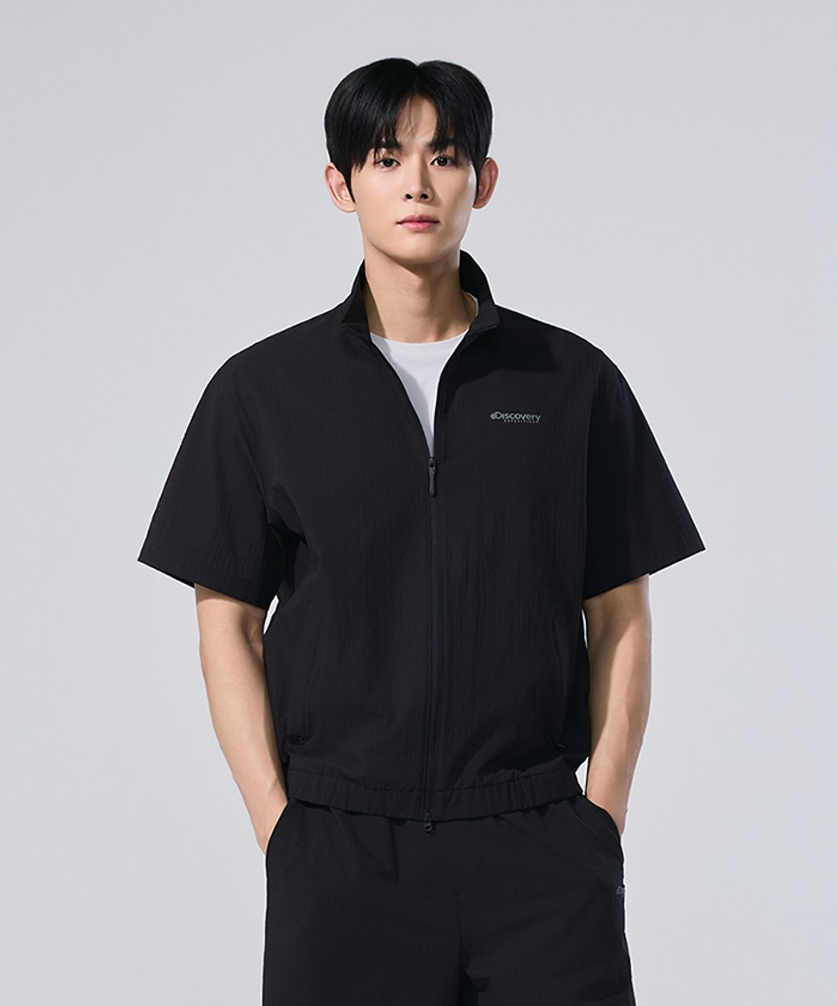 디스커버리 익스페디션(DISCOVERY EXPEDITION) 남성 시어서커 하이넥 반팔 집업 자켓 (BLACK)