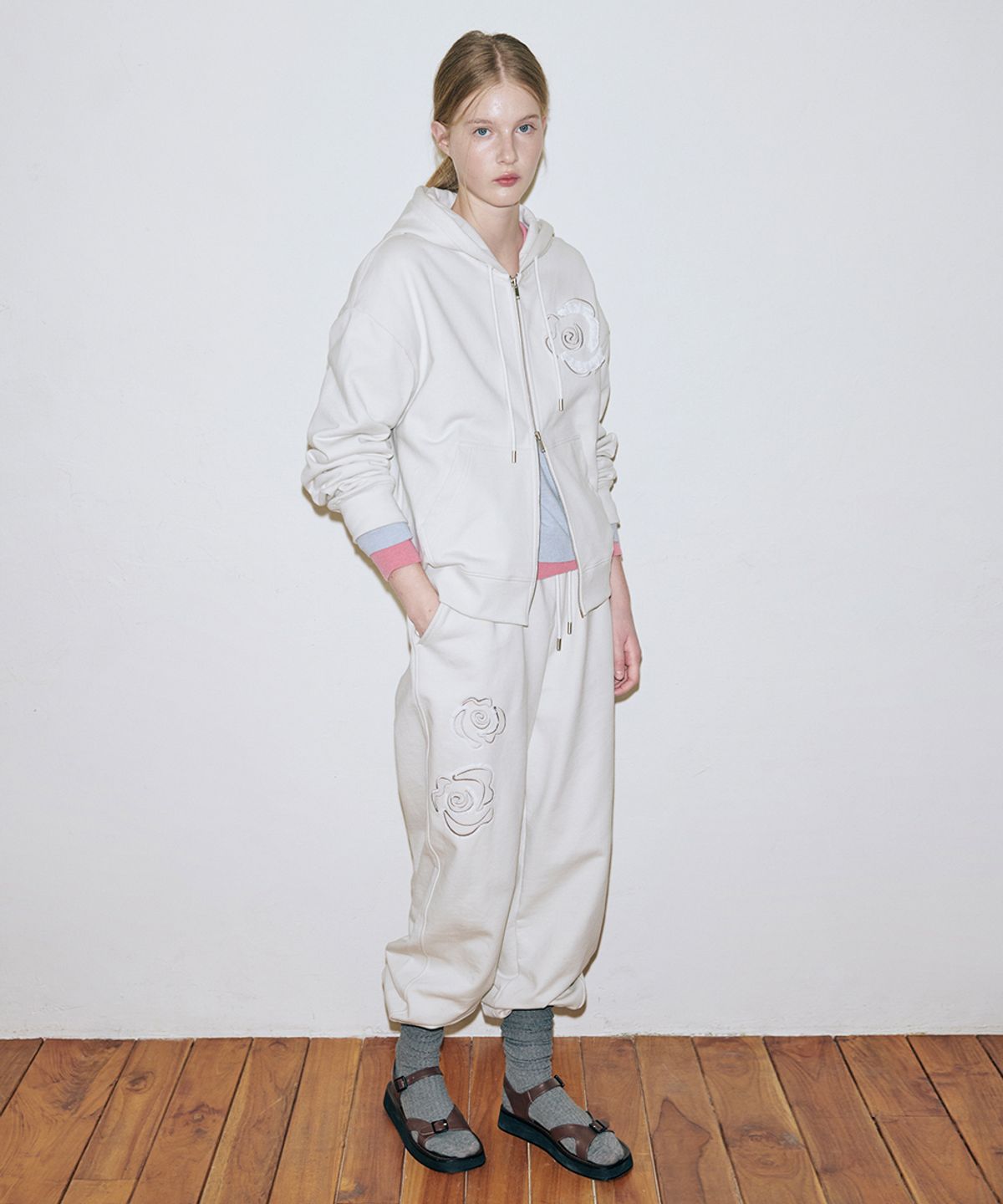 시눈(SINOON) Rose Stamp Jogger Pants (Ivory)