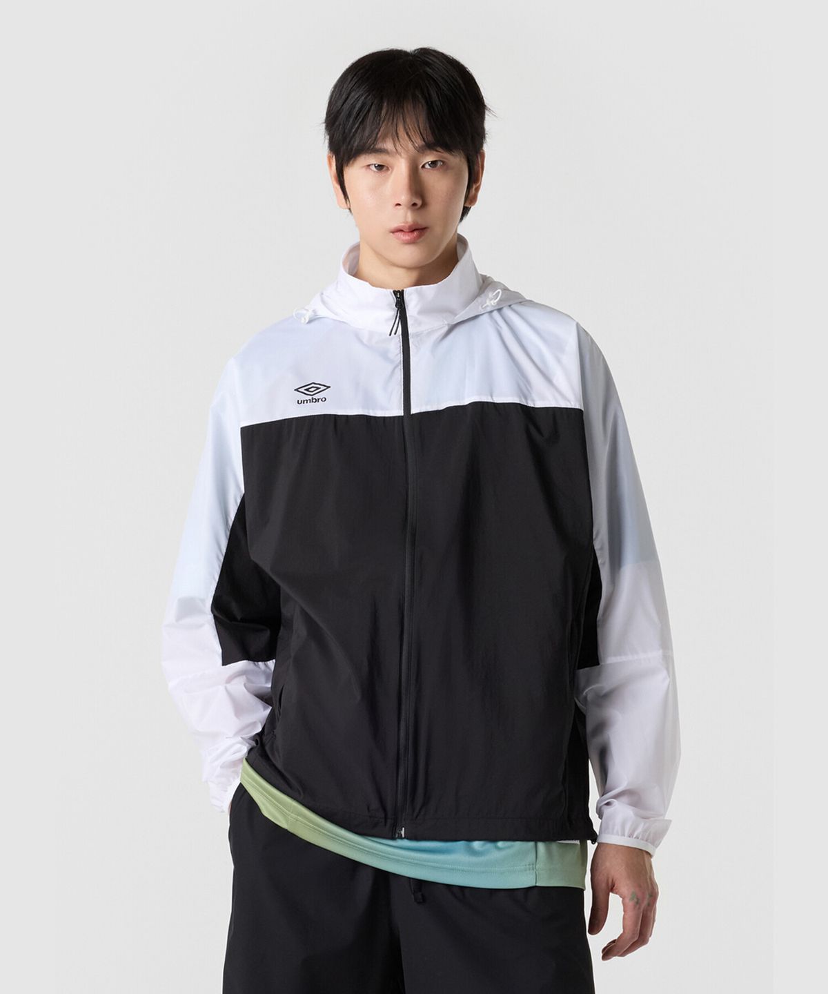 엄브로(UMBRO) 올라운드 초경량 후드형 패커블 바람막이 자켓 블랙 UR124SJK32