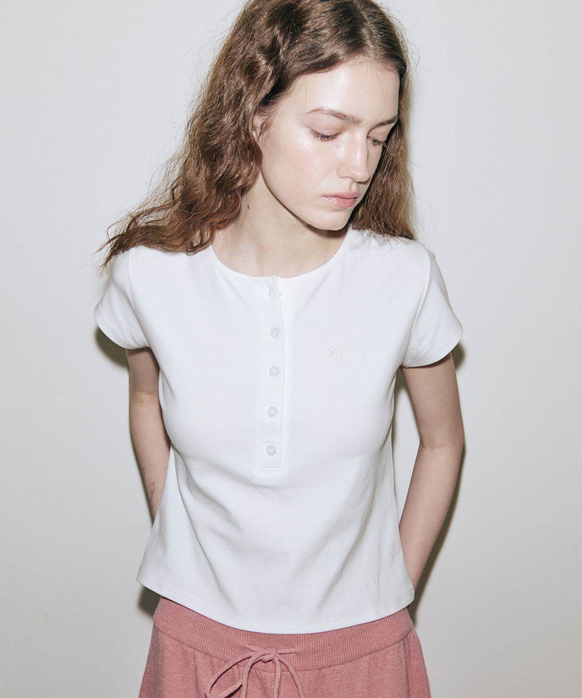 시눈(SINOON) SN Henley Neck Cap Sleeved T-shirt (Ivory)