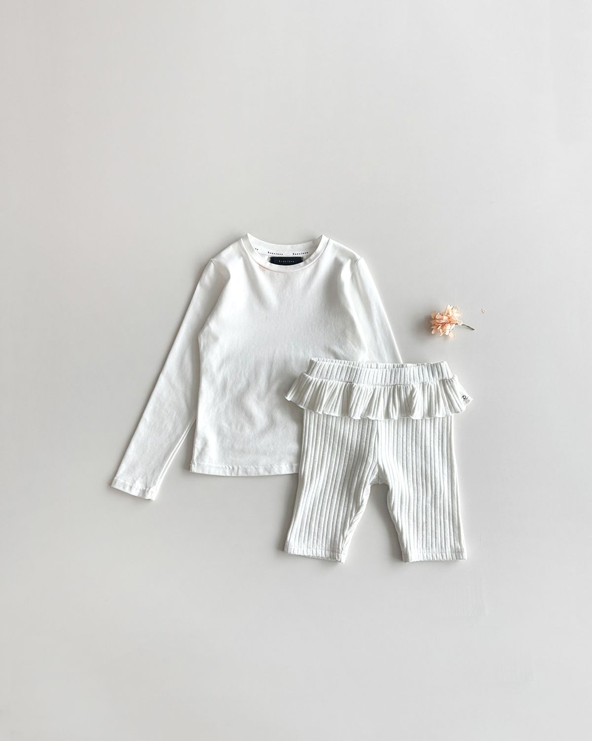 로아앤제인(ROANJANE) 컴포트 티셔츠(화이트)+(골지)러빙유 레깅스(화이트) SET