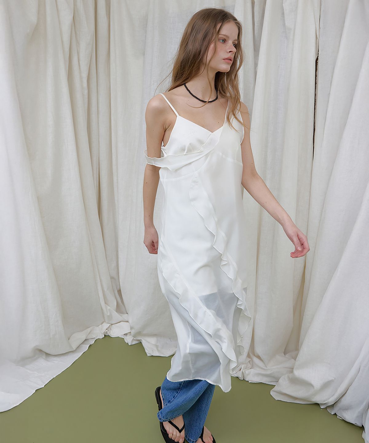 론크(LONQUE) RUFFLE LACE SLEEVELESS CAMI TOP LAYERED DRESS (IVORY)