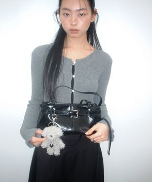 벨티드 슬림 숄더 백 - 블랙