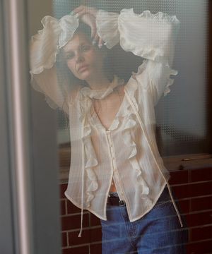 [지구 PICK] RUFFLE V-NECK STRAP BLOUSE (IVORY)