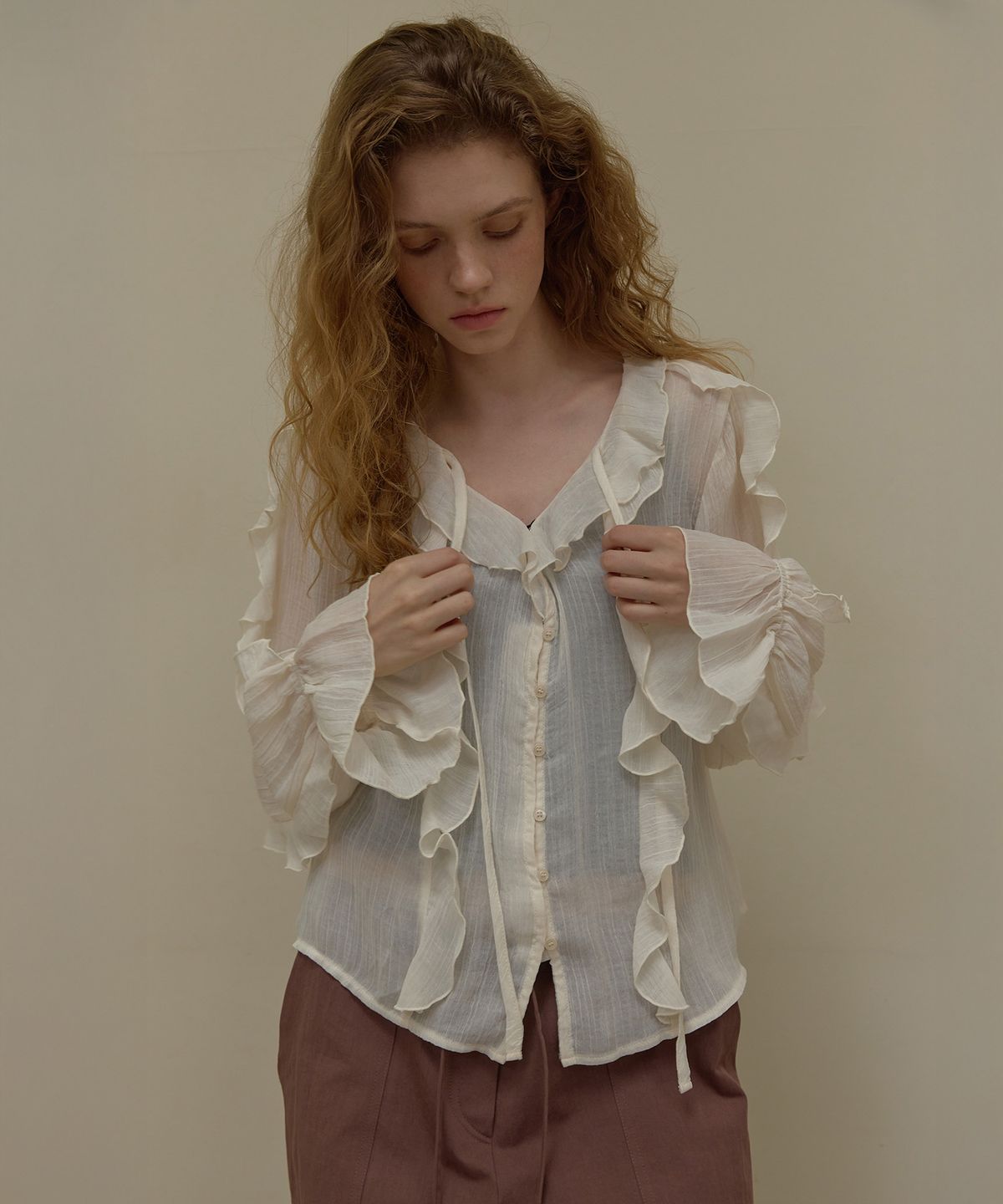 론크(LONQUE) RUFFLE V-NECK STRAP BLOUSE (IVORY)