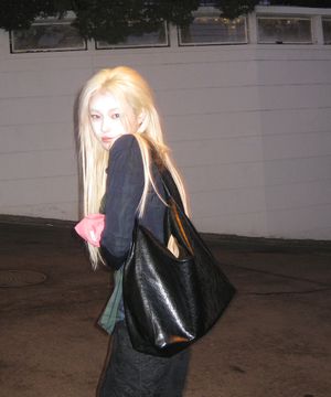 글로시 루즈 호보 백 - 블랙