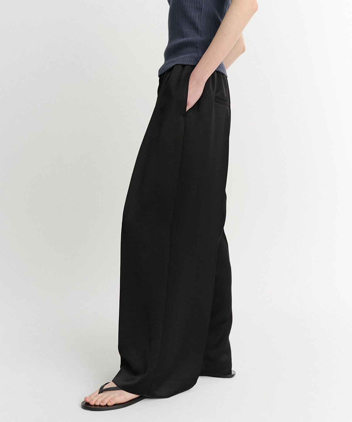 이아(EAAH) SATIN BANDING TUCK PANTS (BLACK)