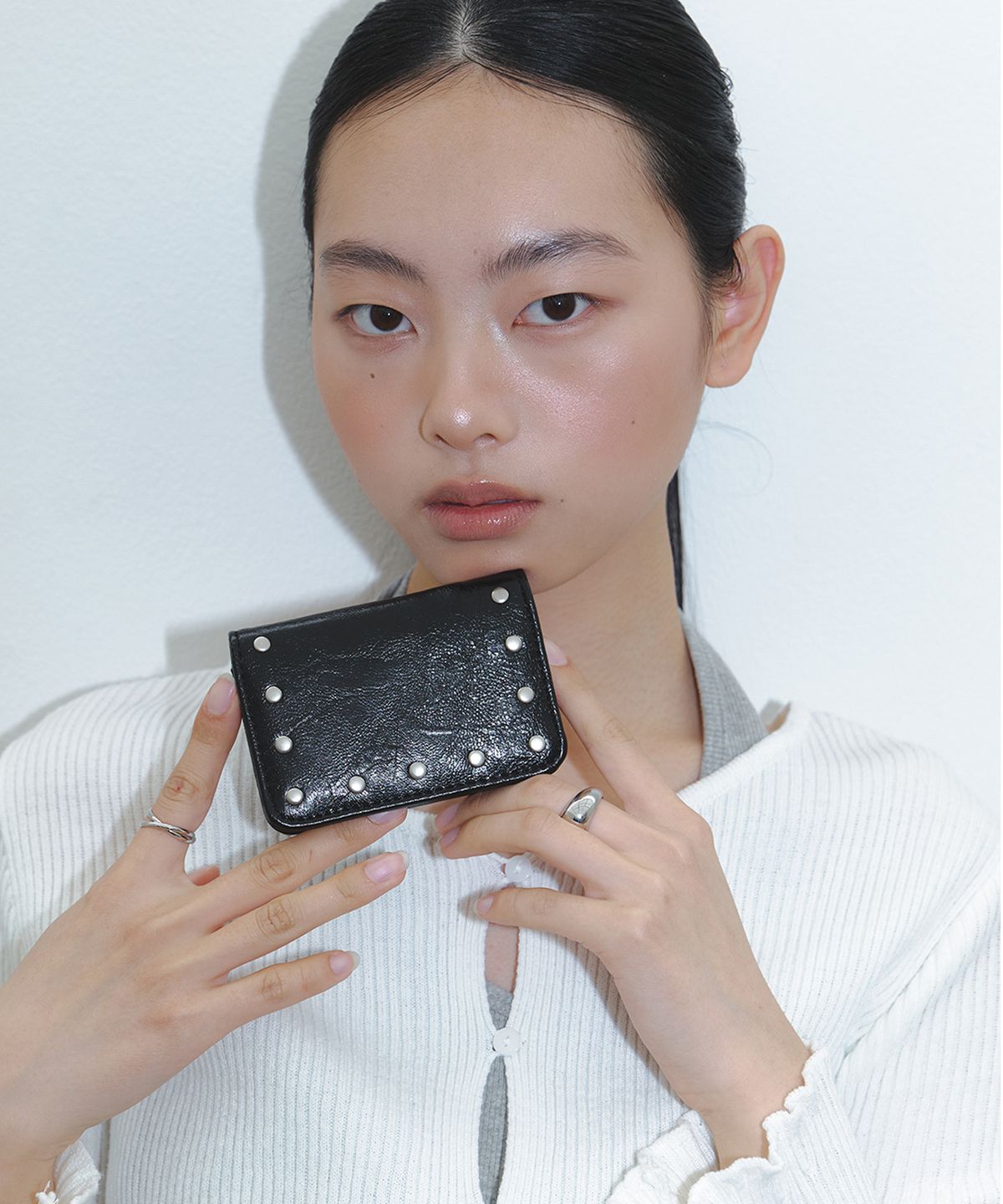 앤드엘(ANDL) 크랙 스터드 카드 월렛 - 블랙