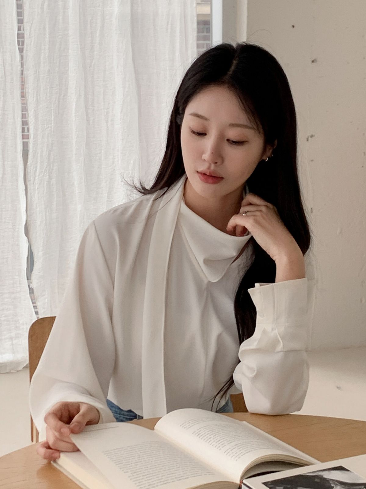 앳코너(ATCORNER) 벨티드 랩 스카프 블라우스 화이트 AT6BLA016WT