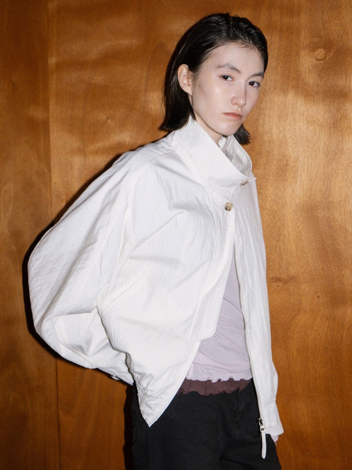 앳코너(ATCORNER) 미니멀 하이넥 블루종 크림 AT6JPA005CR