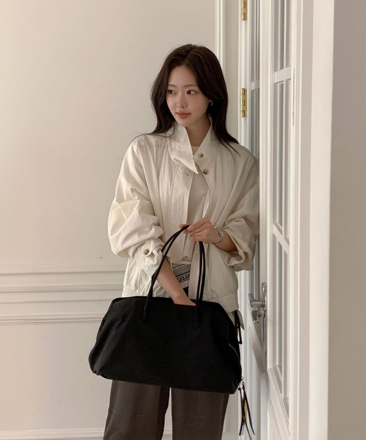 앳코너(ATCORNER) 미니멀 하이넥 블루종 크림 AT6JPA005CR