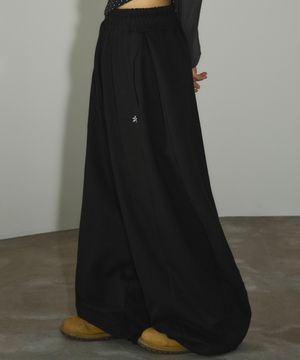 사이드 핀턱 로고 와이드 스웨트 팬츠[블랙]