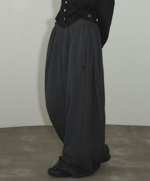 사이드 핀턱 로고 와이드 스웨트 팬츠[차콜]