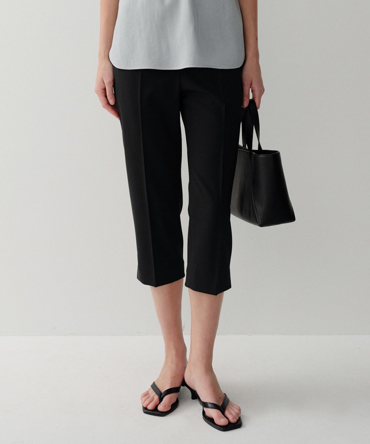 이아(EAAH) FINN CAPRI PANTS (BLACK)