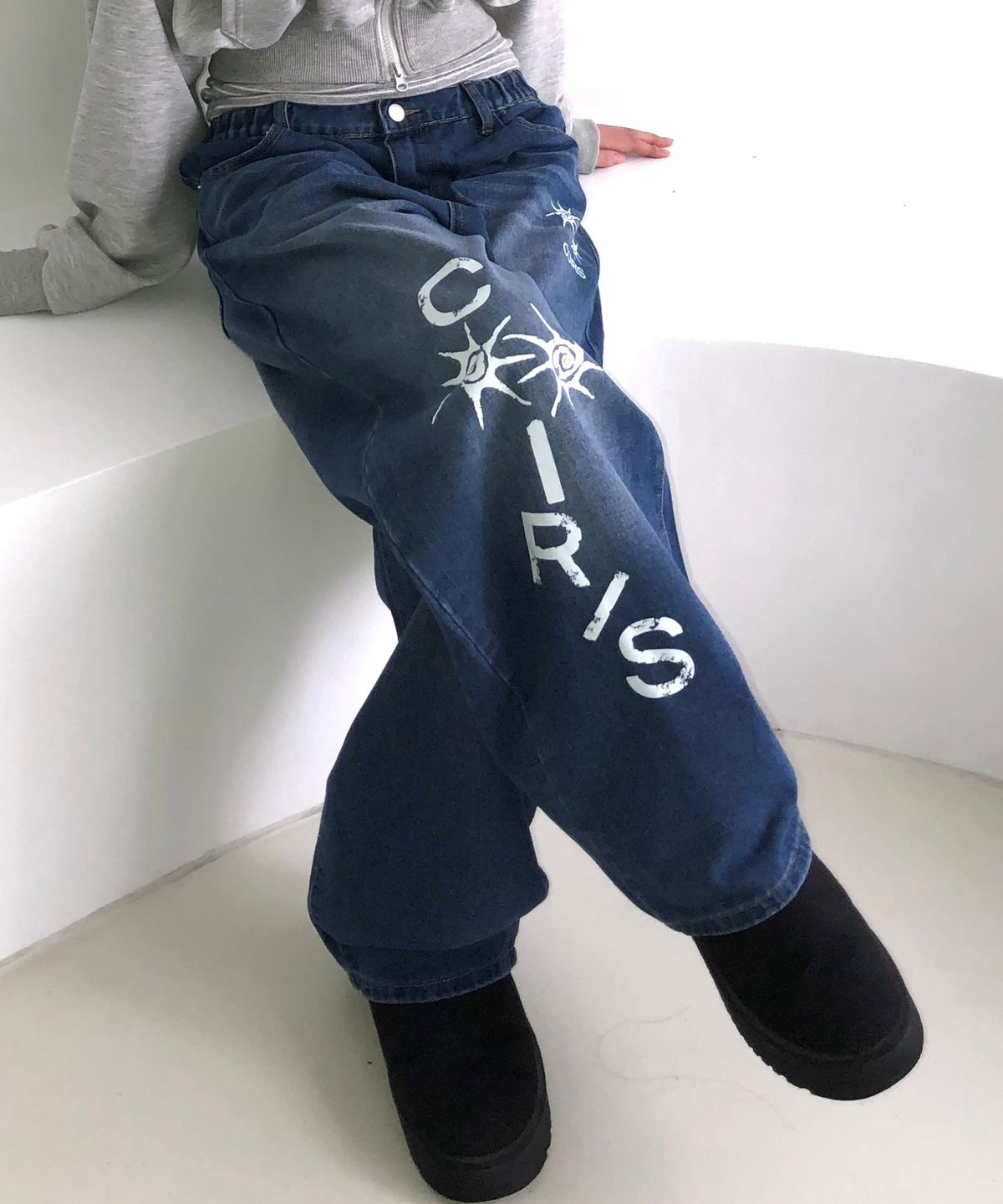 코이리스(COIRIS) 드몬 더티 로고 데님 밴딩 팬츠 남녀공용
