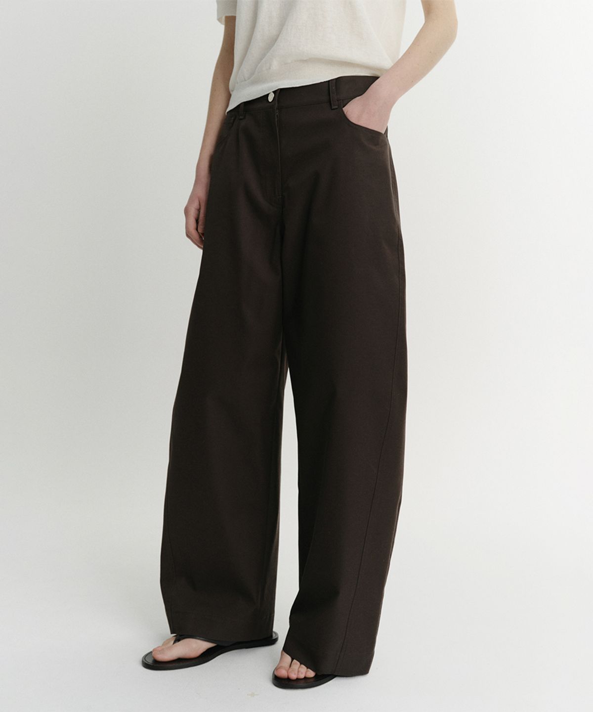 이아(EAAH) LIV BARREL COTTON PANTS (DEEP BROWN)