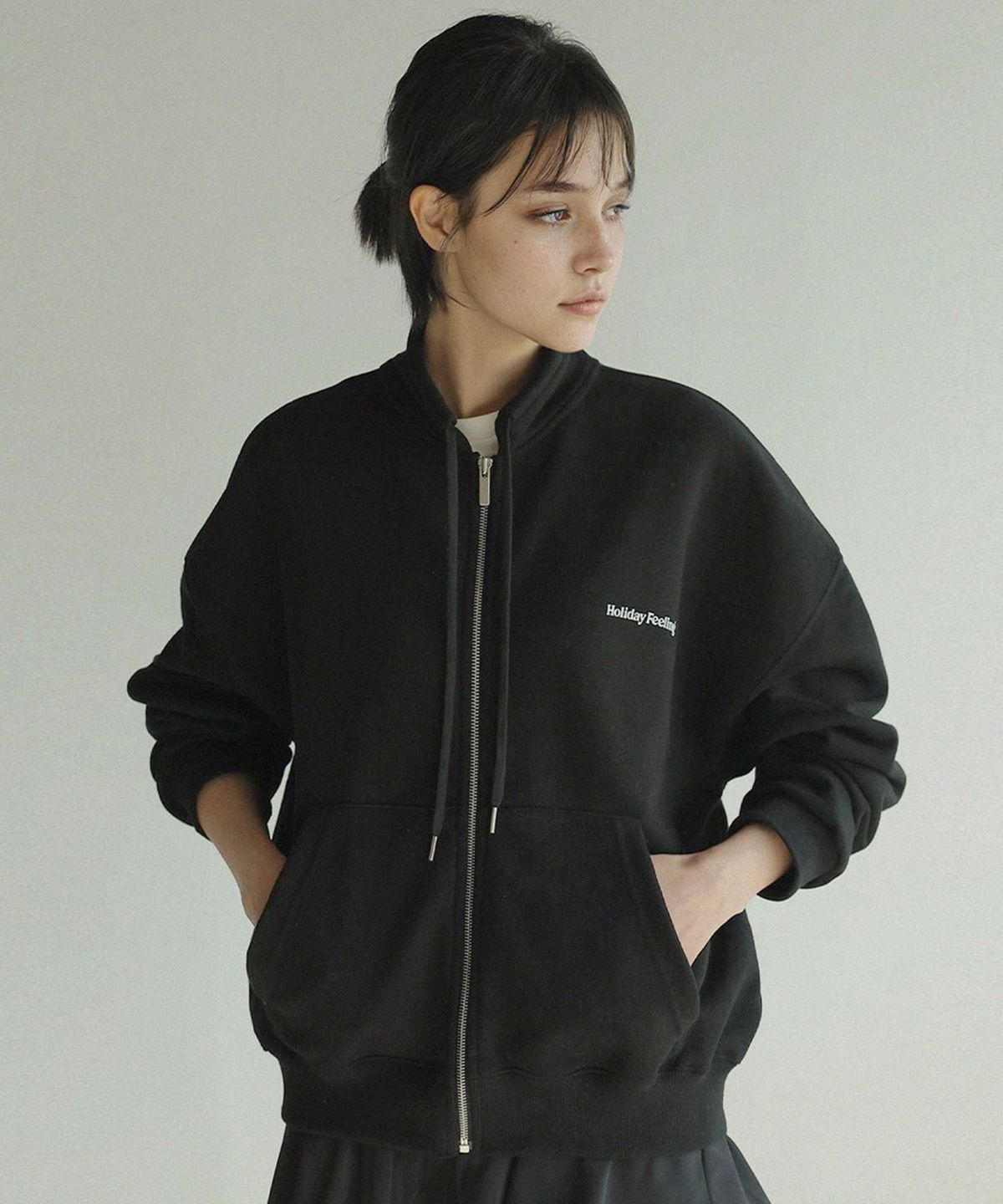 룸페커(ROOMPACKER) 홀리데이 타이포 집업_black