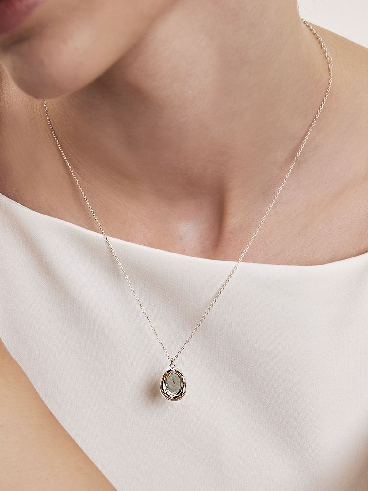 헤이(HEI) noir oval charm necklace