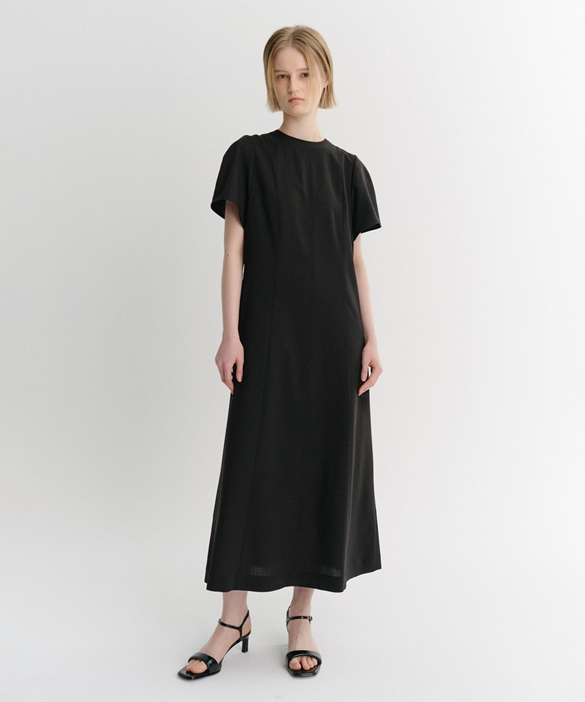 이아(EAAH) LINEAR MOCK NECK DRESS (BLACK)