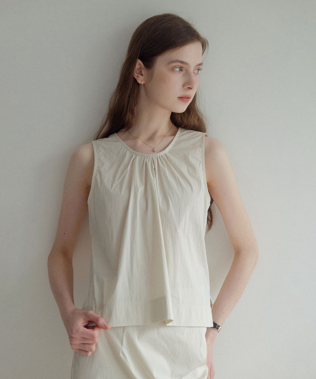 르나브(LENAV) Sue sleeveless blouse (베이지)