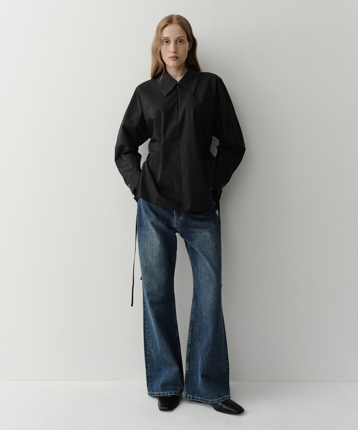 이아(EAAH) RELAXED FLARE DENIM PANTS (BLUE)