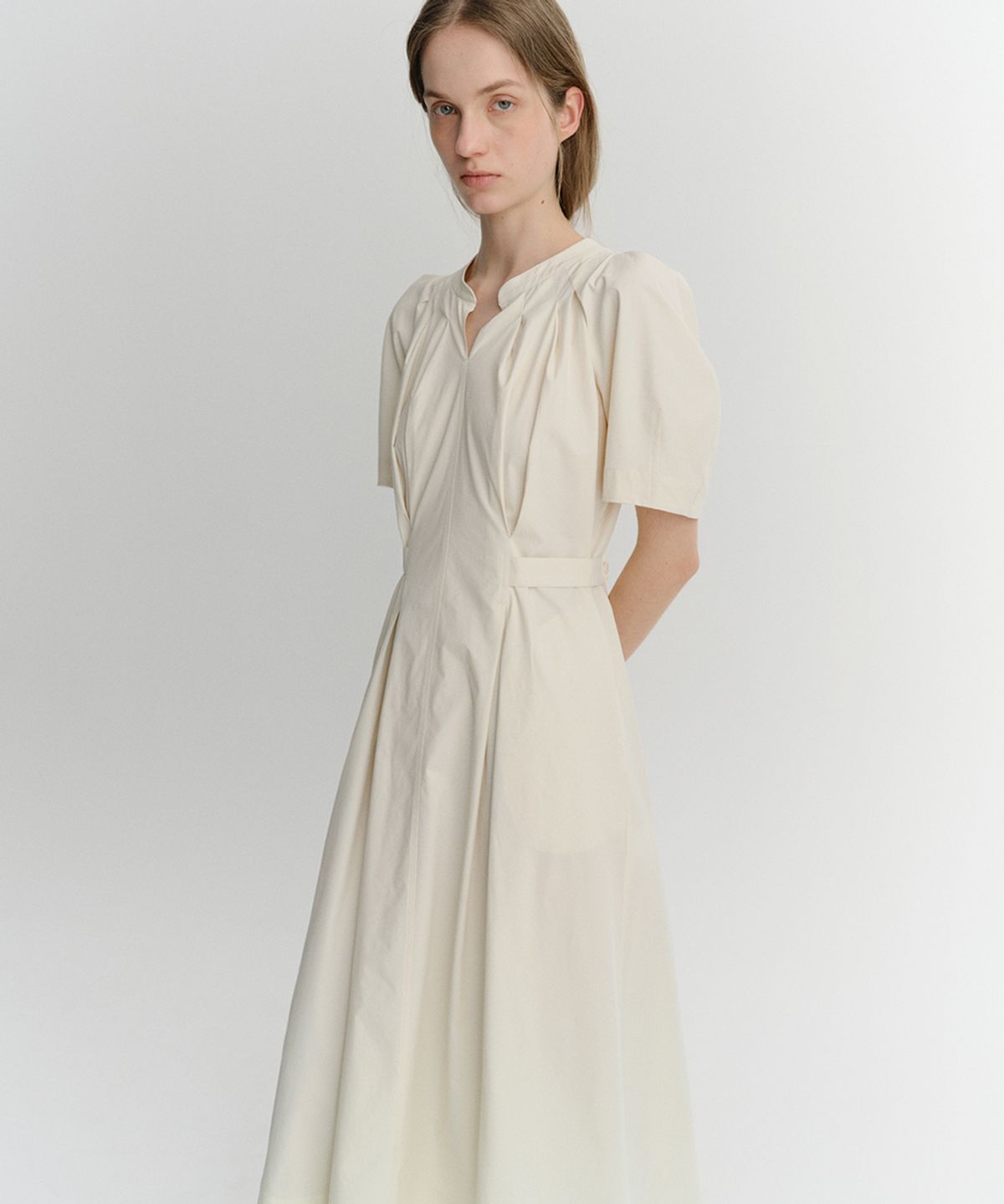 이아(EAAH) LAYN TUCK VOLUME DRESS (CREAM)
