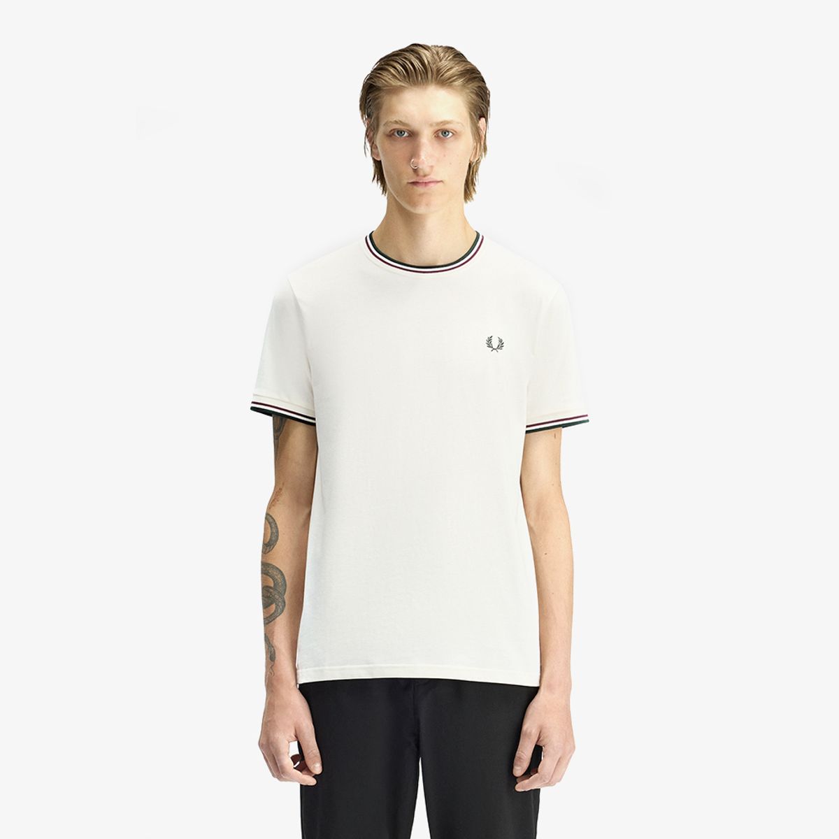 프레드페리(FRED PERRY) [Sharp] 트윈 팁 티셔츠 - 에크루/옥스블러드/그래스루츠 AFPM2611588-84A