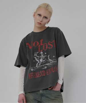 낫 로스트 그래픽 피그먼트 티셔츠 (차콜)