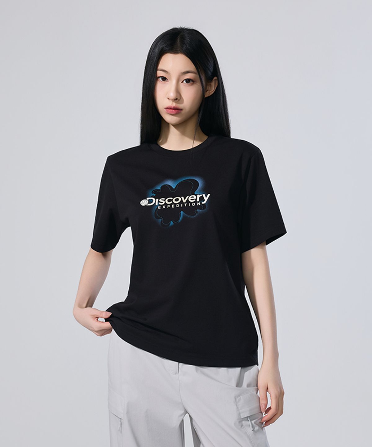 디스커버리 익스페디션(DISCOVERY EXPEDITION) 유니 프레시벤트 맵 레터링 반팔티셔츠 (BLACK)