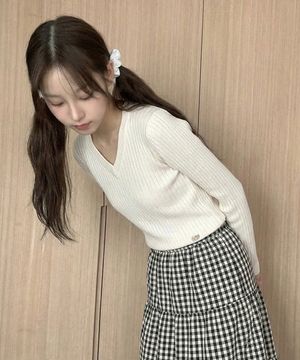 리브드 슬림 브이넥 니트_아이보리