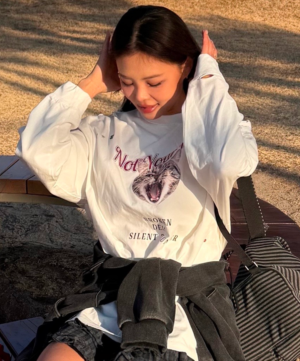 미쏘(MIXXO) 스티커 긴팔 티셔츠_MIWLWG308A