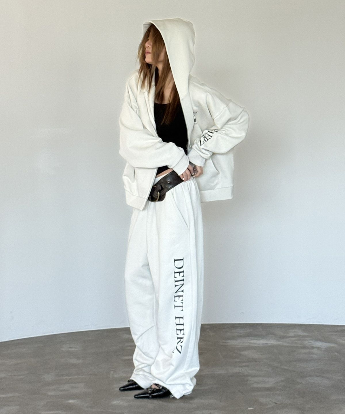 다이닛(DEINET) GERMAN LETTERING HOODIE ZIP-UP IN IVORY
